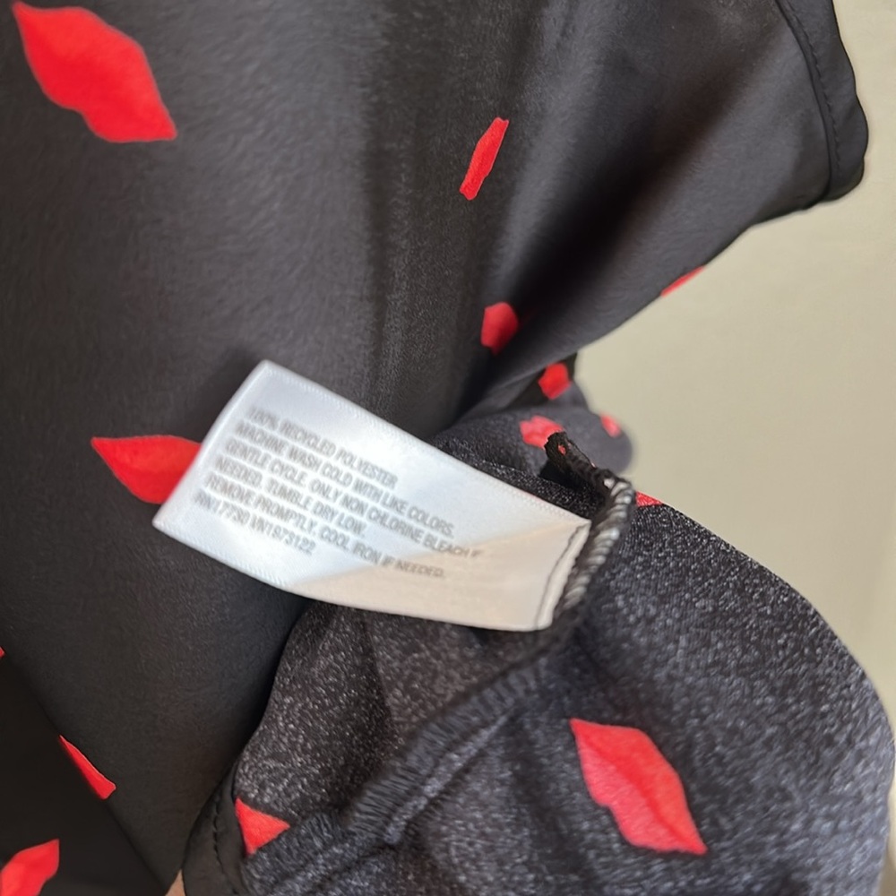NWT Black and Red lips print Women's Tank - Picture 6 of 6